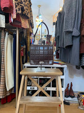 Cargar imagen en el visor de la galería, Bolso vintage 80´s en piel repujada