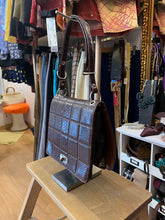 Cargar imagen en el visor de la galería, Bolso vintage 80´s en piel repujada
