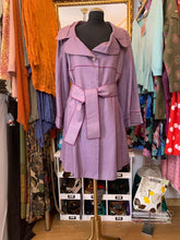 Cargar imagen en el visor de la galería, Gabardina de lino encerado Malva