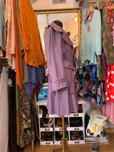 Cargar imagen en el visor de la galería, Gabardina de lino encerado Malva