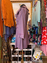 Cargar imagen en el visor de la galería, Gabardina de lino encerado Malva