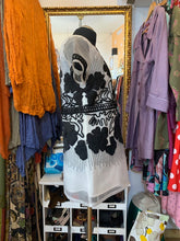 Cargar imagen en el visor de la galería, Vestido de organza bordado en negro sobre blanco