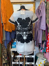 Cargar imagen en el visor de la galería, Vestido de organza bordado en negro sobre blanco