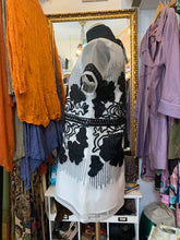 Cargar imagen en el visor de la galería, Vestido de organza bordado en negro sobre blanco