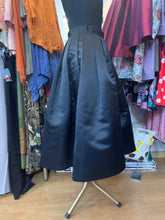 Cargar imagen en el visor de la galería, Falda de fiesta en raso negro vuelo amplio con tablas profundas