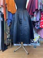 Cargar imagen en el visor de la galería, Falda de fiesta en raso negro vuelo amplio con tablas profundas