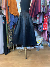 Cargar imagen en el visor de la galería, Falda de fiesta en raso negro vuelo amplio con tablas profundas