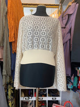 Cargar imagen en el visor de la galería, Blusa de blonda beige con elástico en la cintura