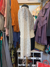 Cargar imagen en el visor de la galería, Blusa de blonda beige con elástico en la cintura