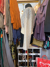 Cargar imagen en el visor de la galería, Blusa de blonda beige con elástico en la cintura