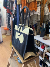 Cargar imagen en el visor de la galería, Bolso de rafia artesanal en negro y hueso con asa al hombro