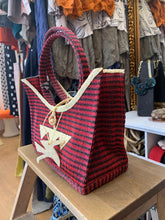 Cargar imagen en el visor de la galería, Bolso artesanal de rafia en rojo y negro – Diseño exclusivo hecho a mano