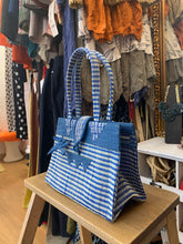 Cargar imagen en el visor de la galería, Bolso artesanal de rafia azul y blanco – Hecho a mano, diseño único