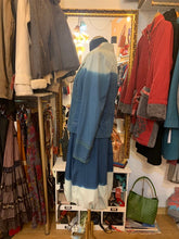 Cargar imagen en el visor de la galería, Traje de falda y chaqueta de la firma Aventures des toiles