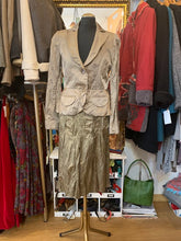 Cargar imagen en el visor de la galería, Traje de falda y chaqueta de la firma Bandolera