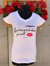 Cargar imagen en el visor de la galería, Camisetas exclusivas de algodón orgánico chica "¡Que haría yo sin lo absurdo y lo irreal!":