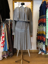 Cargar imagen en el visor de la galería, Vestido vintage Original 80's con estampado en pata de gallo
