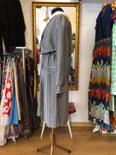 Cargar imagen en el visor de la galería, Vestido vintage Original 80's con estampado en pata de gallo