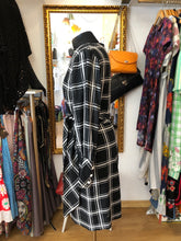 Cargar imagen en el visor de la galería, Vestido Vintage Original 90’s con cuadros blancos sobre negro
