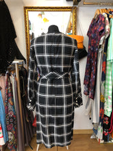 Cargar imagen en el visor de la galería, Vestido Vintage Original 90’s con cuadros blancos sobre negro