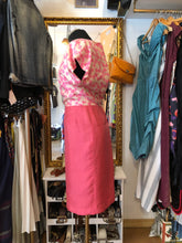 Cargar imagen en el visor de la galería, Vestido Vintage Original 60’s de lunares rosa chicle sobre crudo y falda rosa chicle
