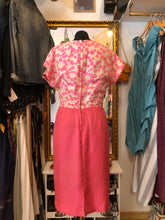 Cargar imagen en el visor de la galería, Vestido Vintage Original 60’s de lunares rosa chicle sobre crudo y falda rosa chicle