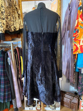 Cargar imagen en el visor de la galería, Vestido Vintage Original 80’s en terciopelo con mangas de gasa.