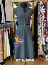 Cargar imagen en el visor de la galería, Vestido Original Vintage 70’s con falda en vuelo y cremallera delantera.