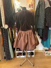 Cargar imagen en el visor de la galería, Vestido Original Vintage 80’s con cuerpo de terciopelo y falda de raso
