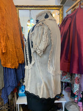 Cargar imagen en el visor de la galería, Blusa de gasa en color humo
