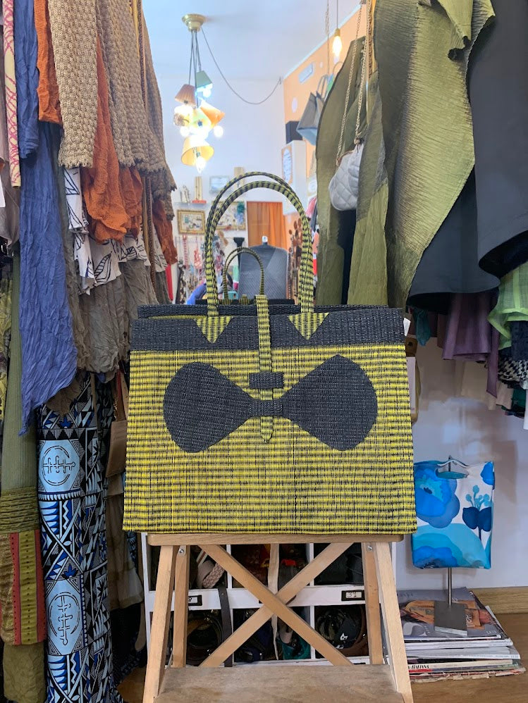 Bolso de rafia artesanal en amarillo y negro con asa rígida