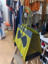 Cargar imagen en el visor de la galería, Bolso de rafia artesanal en amarillo y negro con asa rígida
