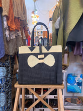 Cargar imagen en el visor de la galería, Bolso de rafia artesanal en negro y hueso con asa al hombro

