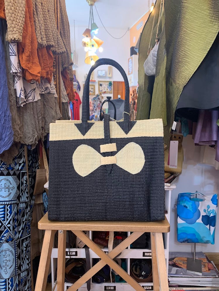Bolso de rafia artesanal en negro y hueso con asa al hombro