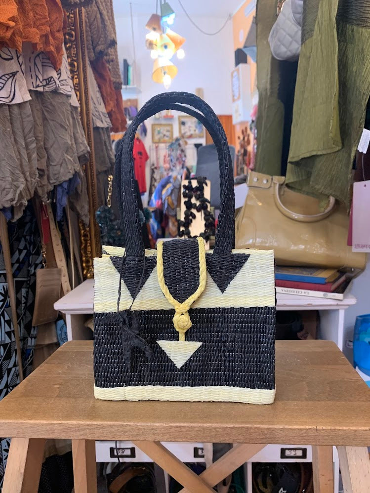 Bolso de rafia artesanal en negro y hueso con asa rígida pequeño