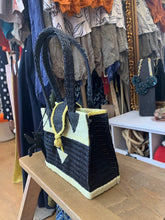 Cargar imagen en el visor de la galería, Bolso de rafia artesanal en negro y hueso con asa rígida pequeño
