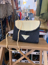 Cargar imagen en el visor de la galería, Bolso de rafia artesanal en negro y hueso con asa larga
