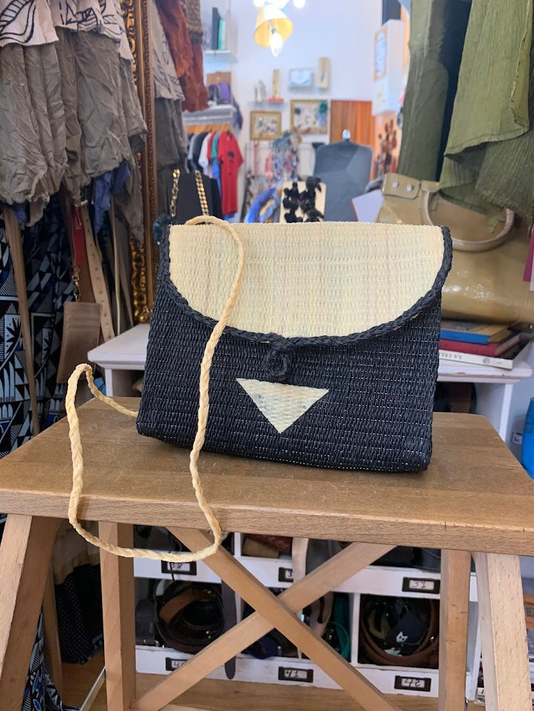 Bolso de rafia artesanal en negro y hueso con asa larga
