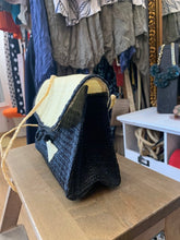 Cargar imagen en el visor de la galería, Bolso de rafia artesanal en negro y hueso con asa larga
