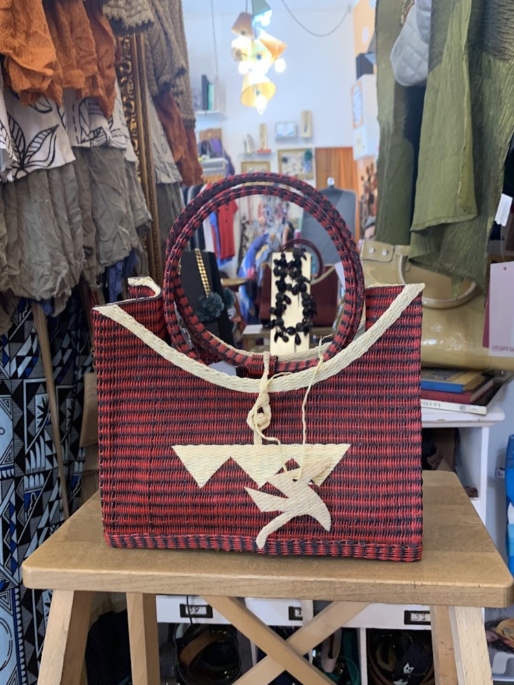 Bolso artesanal de rafia en rojo y negro – Diseño exclusivo hecho a mano