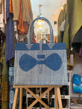 Cargar imagen en el visor de la galería, Bolso de rafia artesanal en azul y banco con asa rigida
