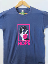 Cargar imagen en el visor de la galería, Camiseta AUDREY HOPE
