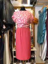 Cargar imagen en el visor de la galería, Vestido Vintage Original 60’s de lunares rosa chicle sobre crudo y falda rosa chicle
